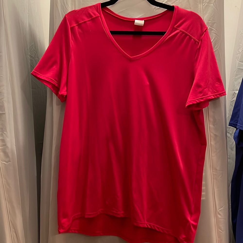 Lole size large fuchsia color Tshirt like new